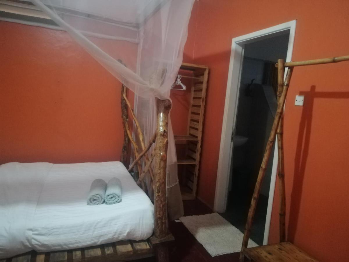 Jinja Backpackers Hostel ภายนอก รูปภาพ