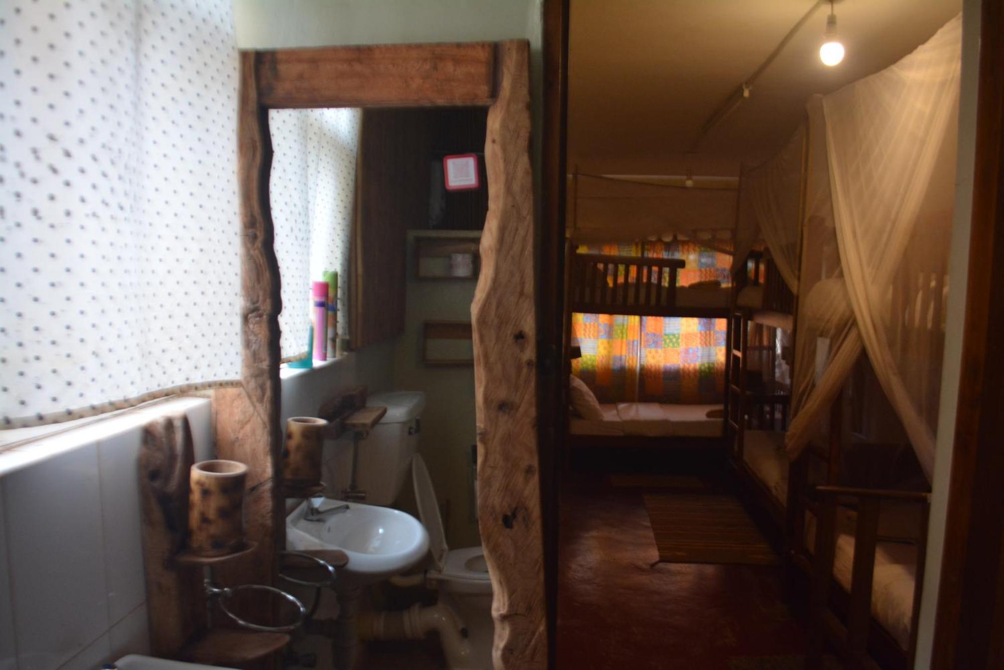 Jinja Backpackers Hostel ภายนอก รูปภาพ