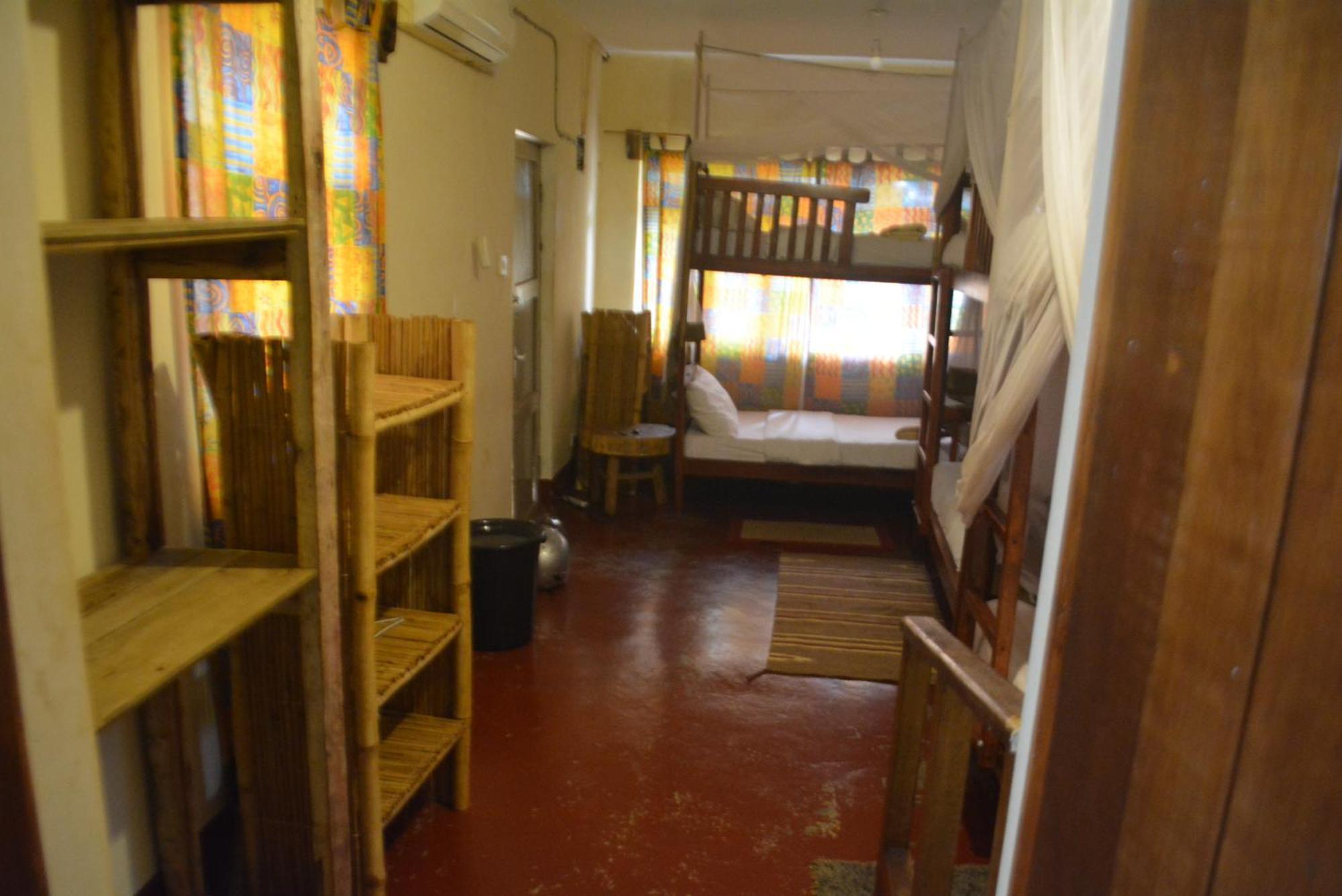 Jinja Backpackers Hostel ภายนอก รูปภาพ