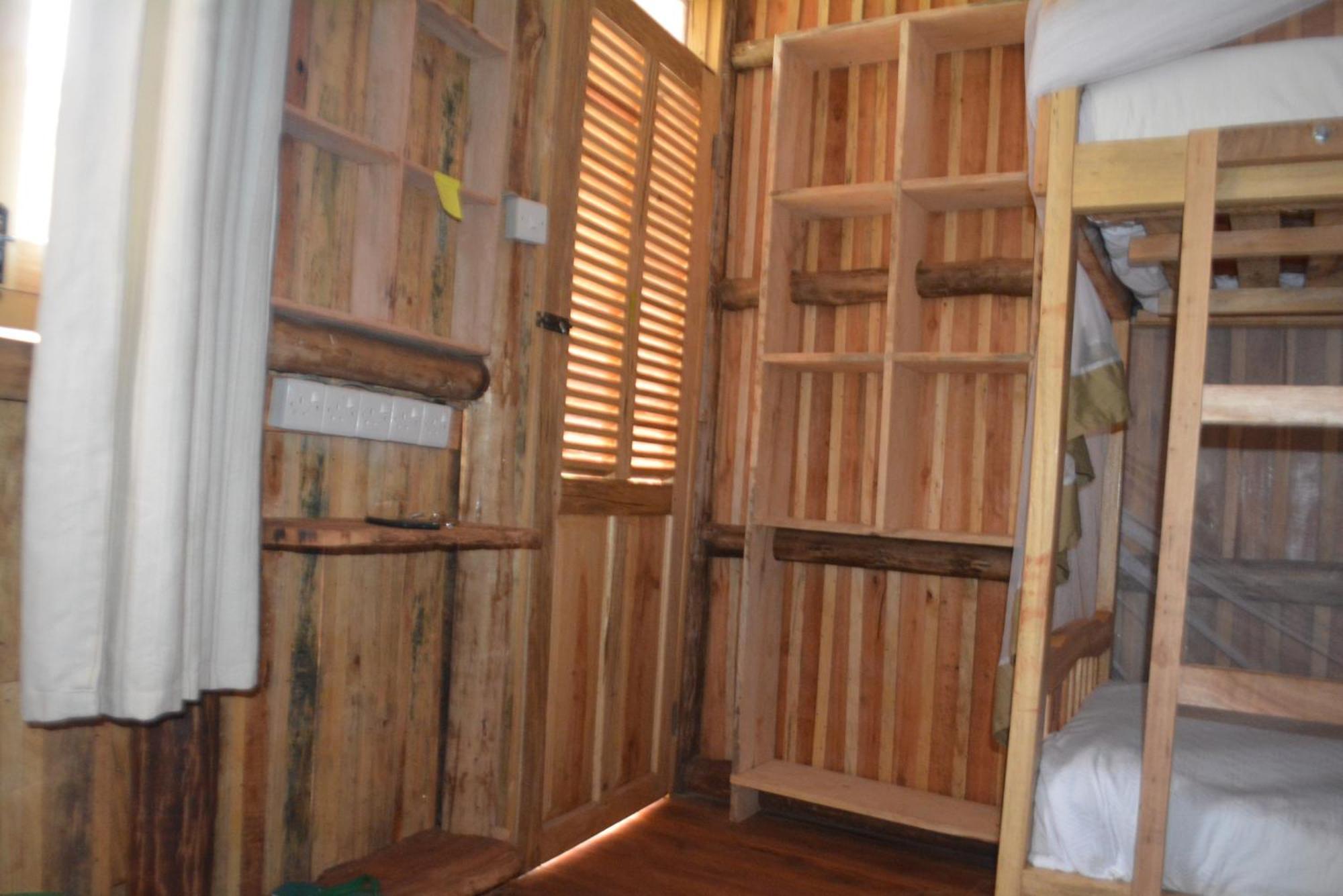 Jinja Backpackers Hostel ภายนอก รูปภาพ